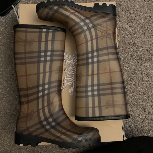 Burberry rain boots - Picture 2 of 10